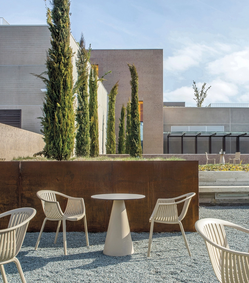 Tatami karmstol 306 i sand från Pedrali med Ikon bord i en miljö.