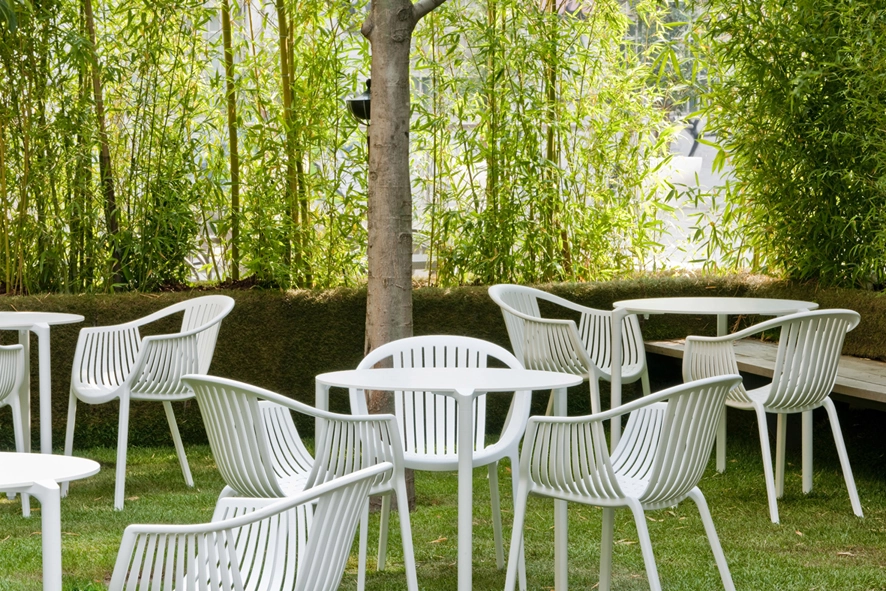 Tatami karmstol 306 i vitt från Pedrali i en miljö med Jump bord.