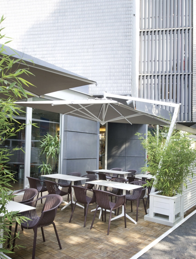 Tatami karmstol 306 i brunt från Pedrali med Ypsilon bord i en miljö.