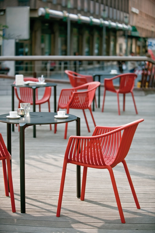 Tatami karmstol 306 i rött från Pedrali med Jump bord i en miljö.