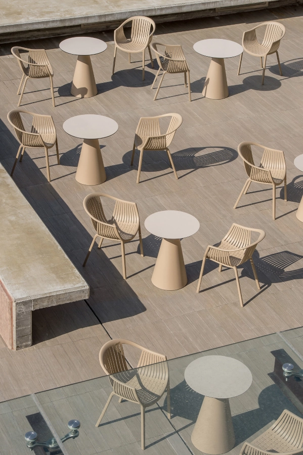 Tatami karmstol 306 i sand från Pedrali med Ikon bord i en miljö.