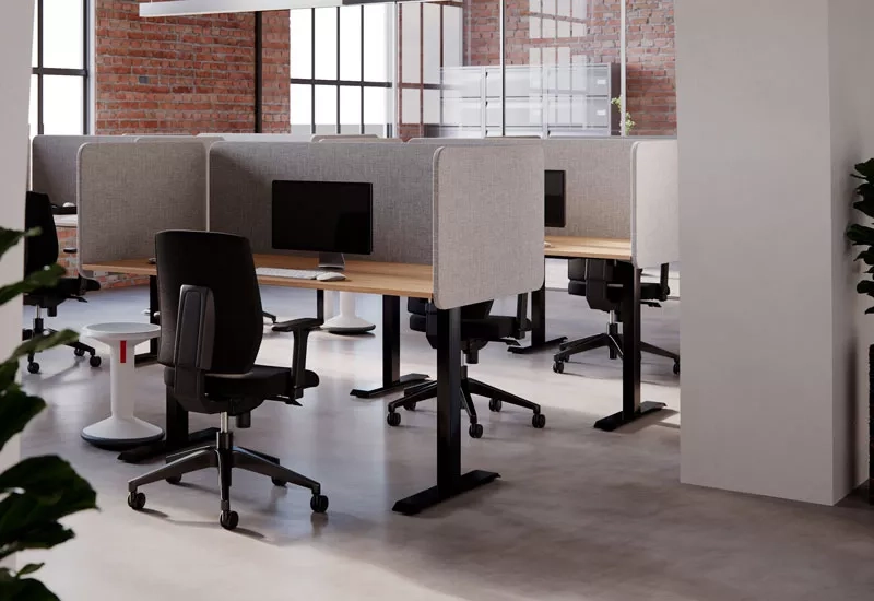 Tellus Basic bordsstativ från Elj i svart med bordsskiva i en kontorsmiljö.