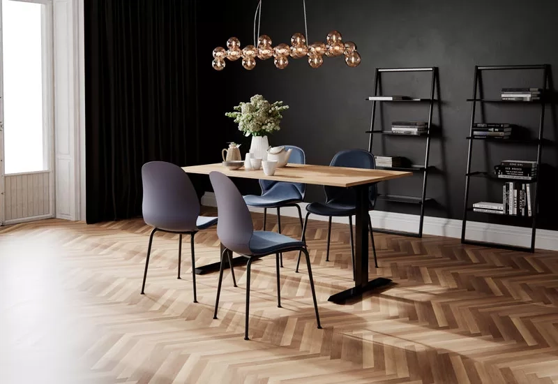 Tellus Basic bordsstativ från Elj i svart med bordsskiva och Petra stolar.