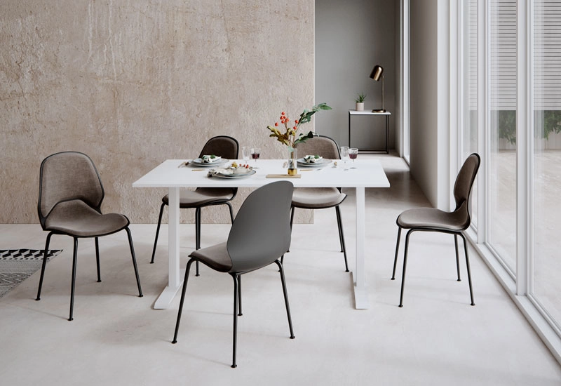 Tellus Basic bordsstativ från Elj i vitt med bordsskiva och Petra stolar.