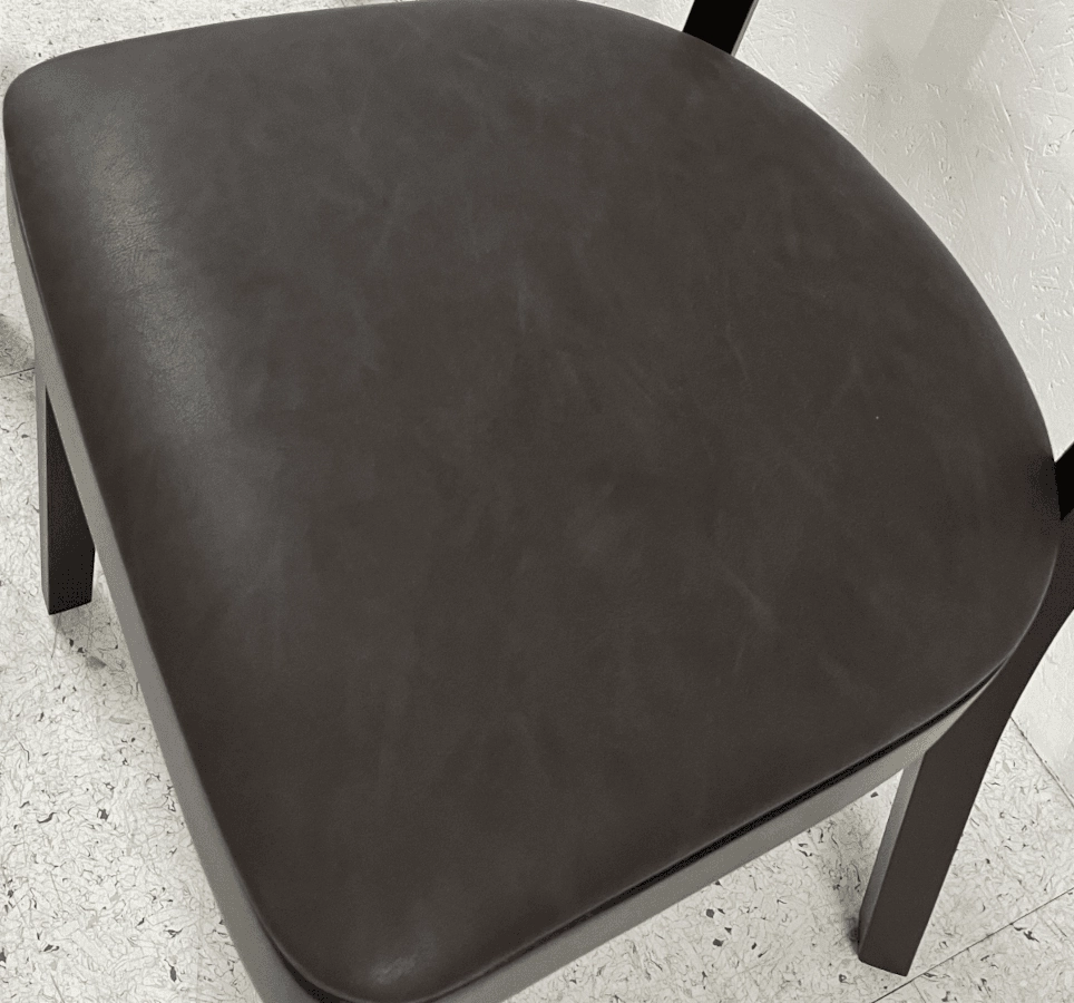 Tura stol i wenge och mörkbrun vintage pu-läder från Realisera.