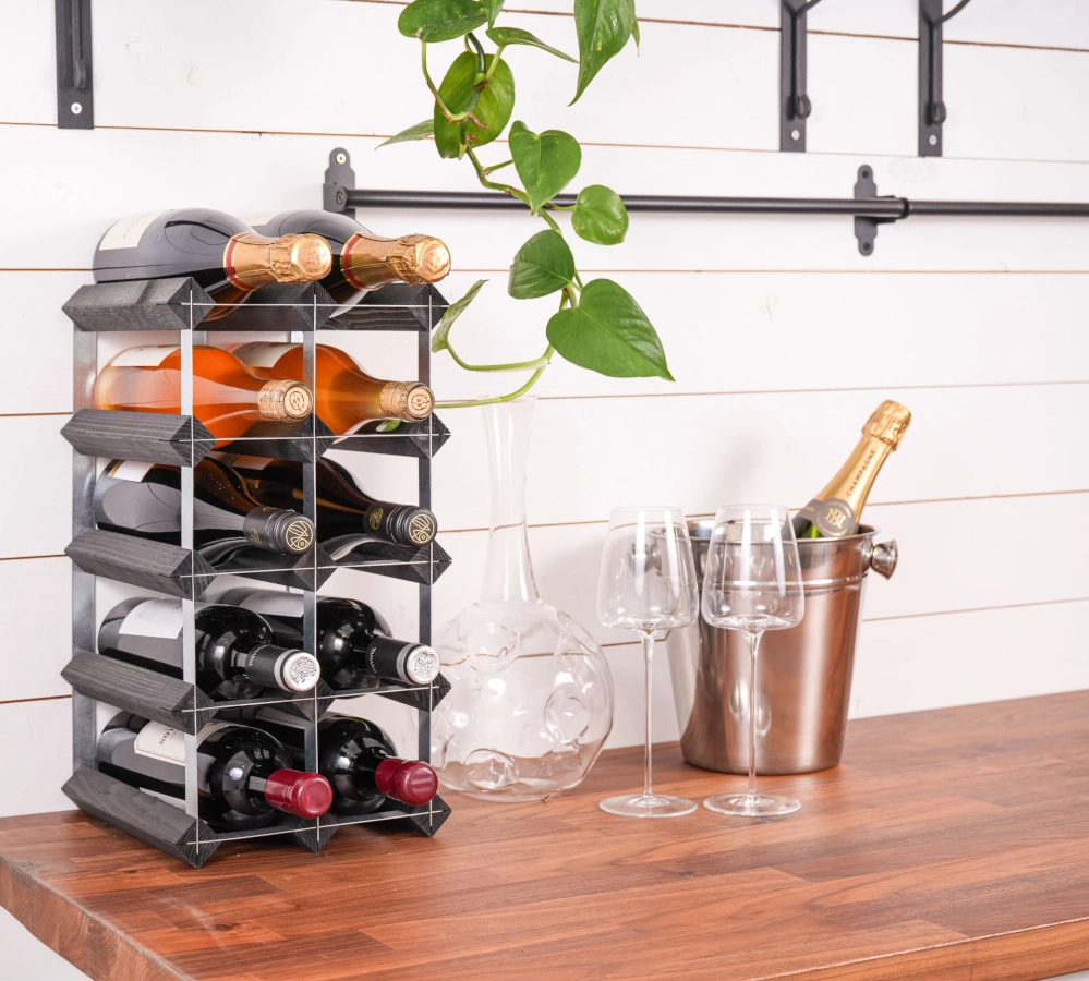Vinställ i svart med plats för 12 flaskor från Traditional Wine Rack.