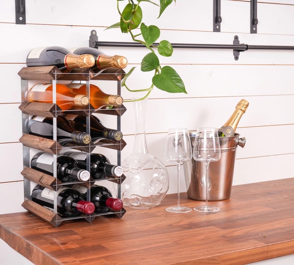 Vinställ i mörk ek med plats för 12 flaskor från Traditional Wine Rack.