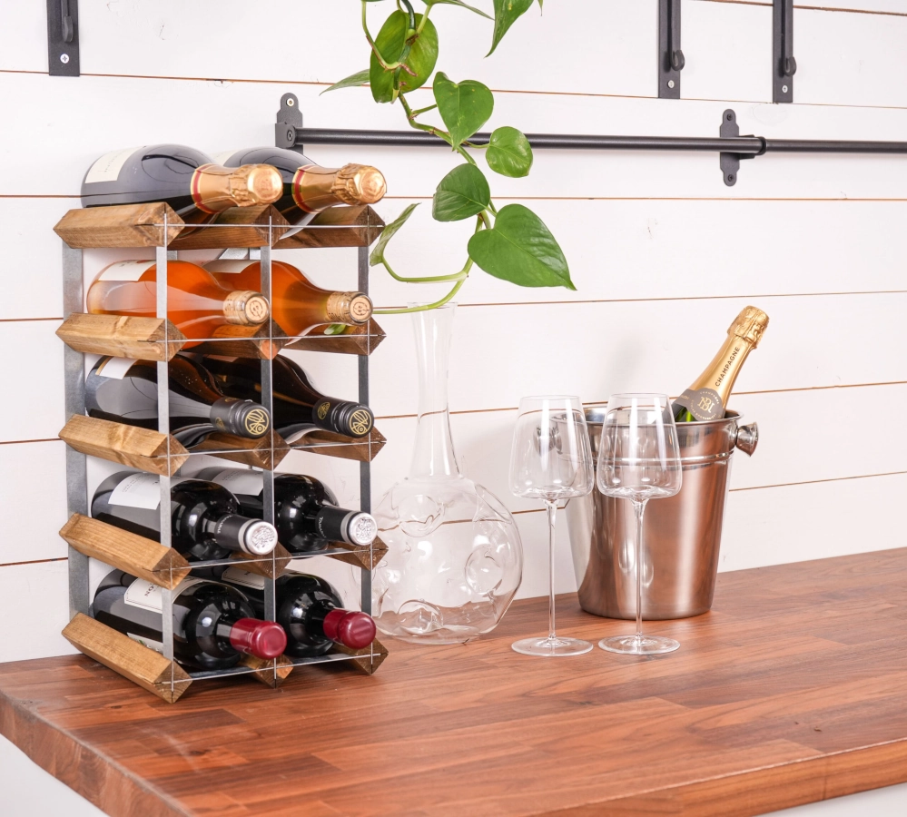 Vinställ i ljus ek med plats för 12 flaskor från Traditional Wine Rack.