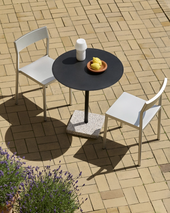 Terrazzo runt bord från Hay i antracit med grå terrazzo fot och Type stolar.