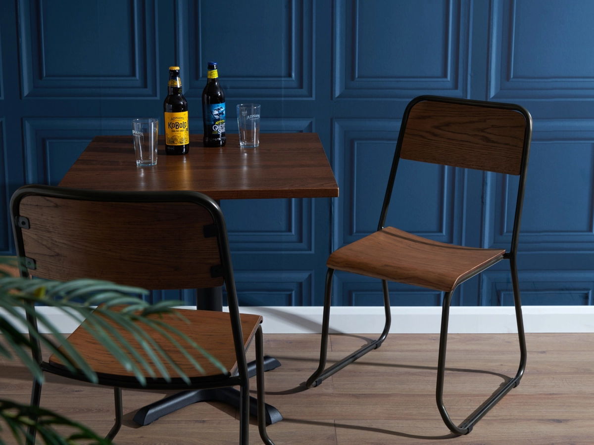 Vault stol ihop med Durham bordsstativ från Global och i en miljö.