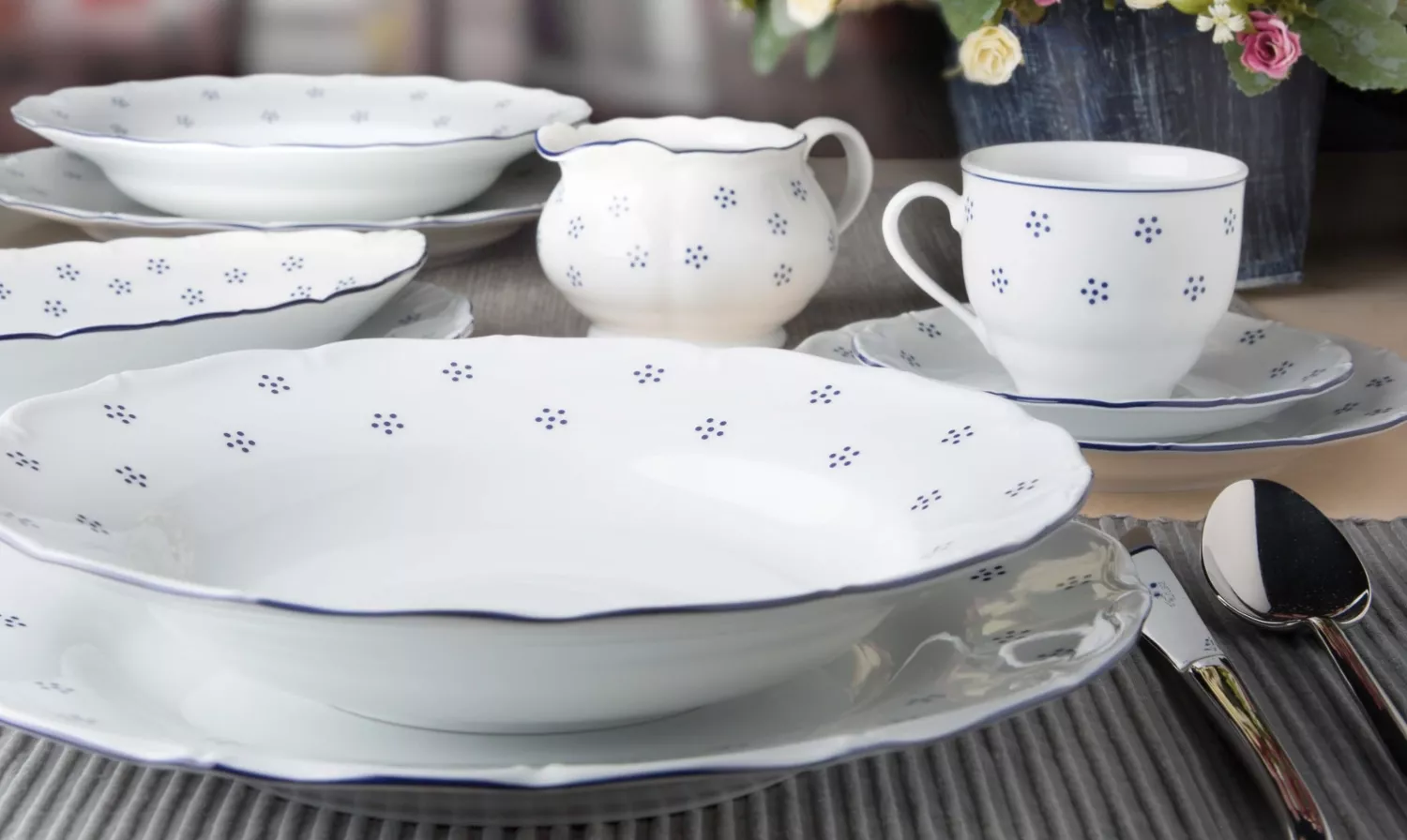 Verona porslin med Valbella dekor från Lilien som innehåller flera olika delar.