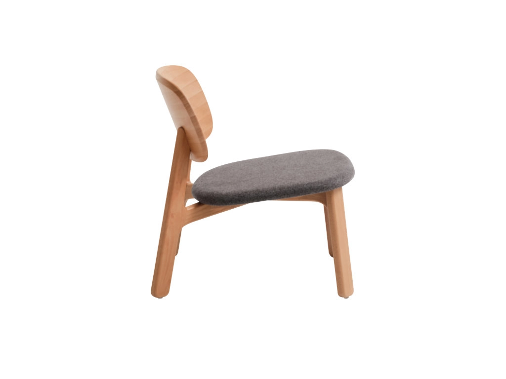 Verona fåtölj i ljus bok med grå brunt tyg från Lotus Furniture.