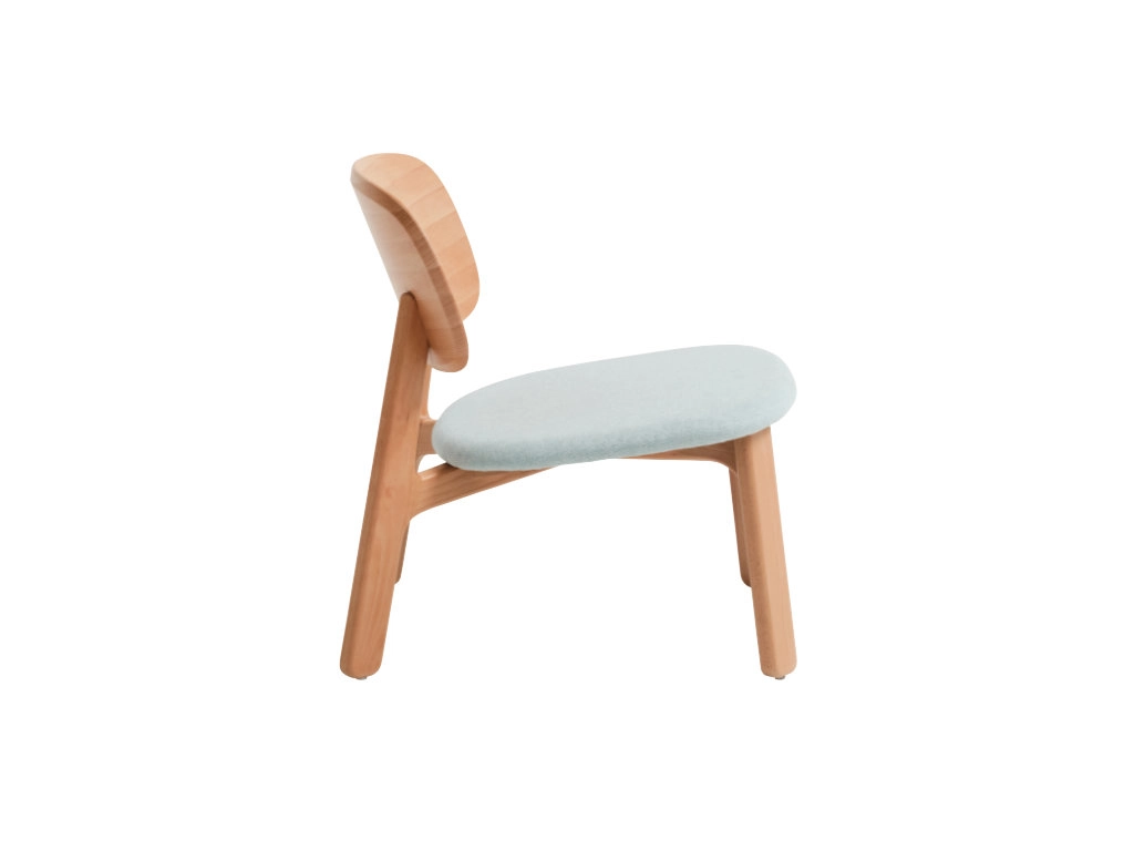 Verona fåtölj i ljus bok med mint tyg från Lotus Furniture.