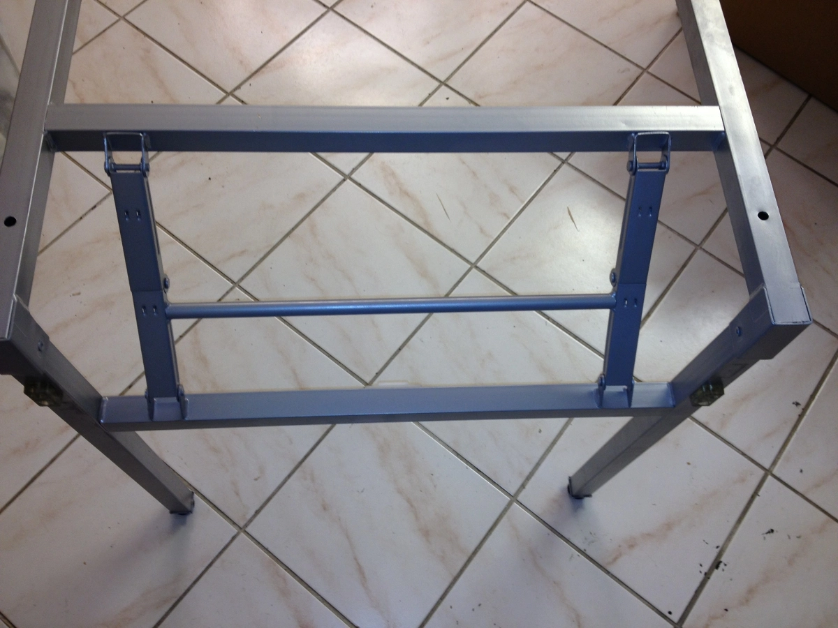 Starko fällbart bordsstativ 170x66 cm i grått och närbild på fällmekanism.