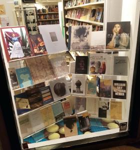 Bokställ i plexi H 1100 x B 600 x 250 mellan hyllorna