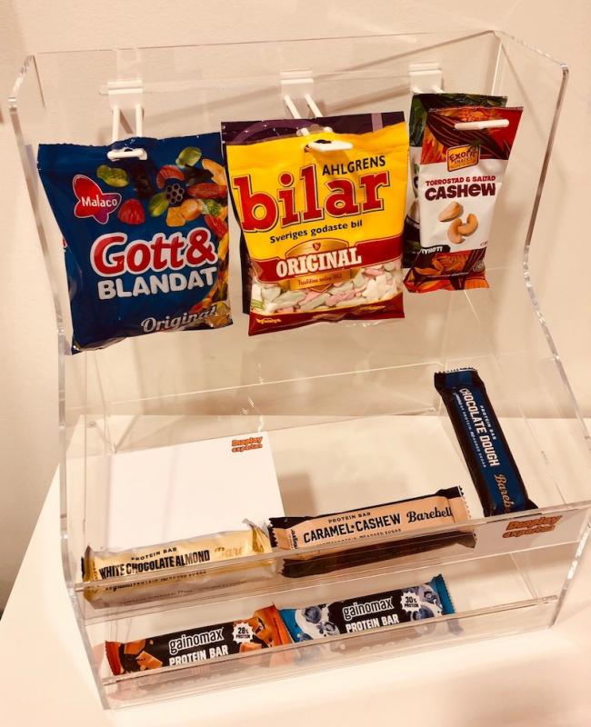 Bordsdisplay med spjut och hylla