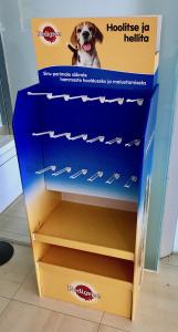 Wellppdisplay med hyllor och spjut
