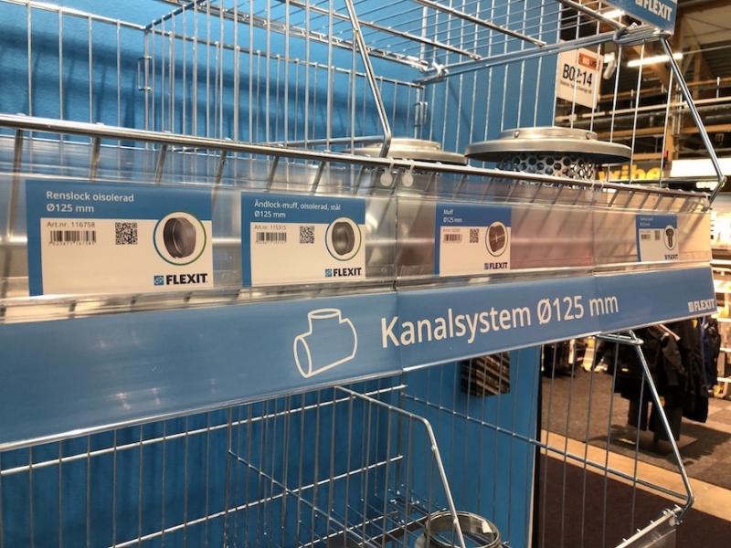 Etikettlist hängande med clips