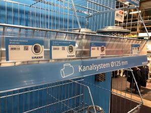 Etikettlist hängande med clips