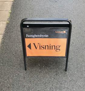 Gatupratar A3 mäklarskylt