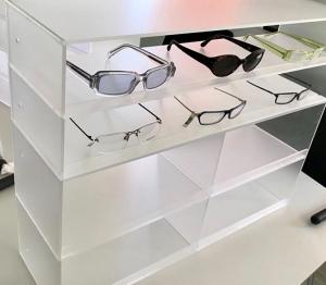 Glasögon display frostad plexi