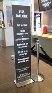 Golvdisplay 38x160 cm med magnetskyltar 2 sidor