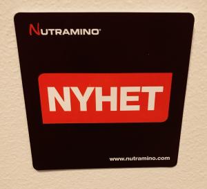Hyllvippa-skyltar med tejp som inte lämnar märken