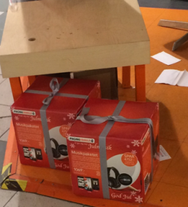 Pappkuber  i kartong eller wellpapp 280x280x280 med egen design levereras i platt packet, mycket populära som utställningskuber i butik & skyltfönster