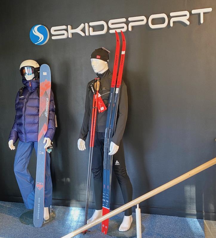 Logoskylt utskurna bokstäver i frigolit med topp av akryl 2 meter