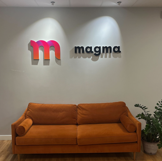 Logoskylt på kontoret Magma