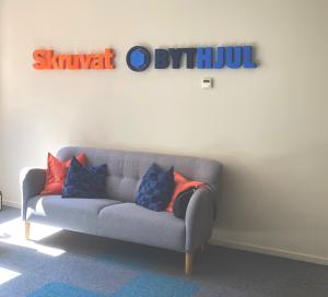 Logoskylt med topp av plexi skruvat & bythjul