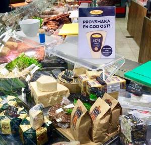 Plexihylla vid ost och delidisken