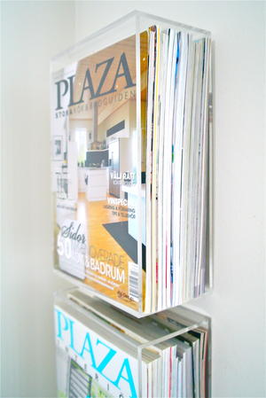 Plexihylla för tidningar