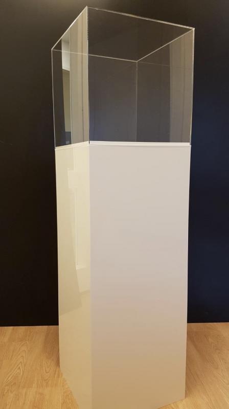 Podium med plexihuv