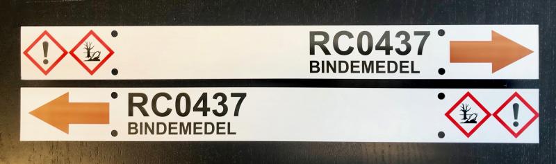 Skyltar trycks på plast