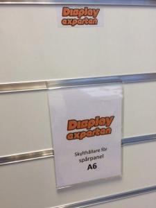 Skylthållare A6 för spårpanel