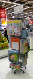 Skyltställ i metall med flyttbara spjut på 4 sidor 50x50x160 cm