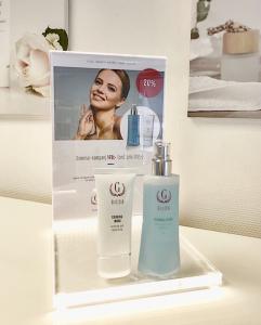 Sminkdisplay med skylt