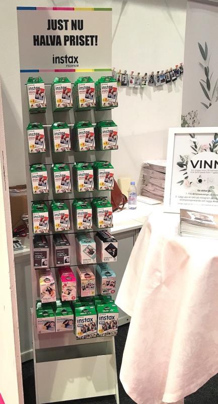 Spårpaneldisplay med hyllor och spjut