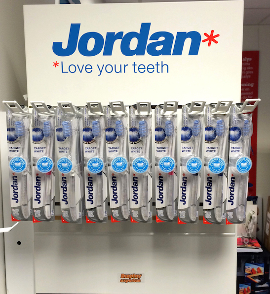 Spårpanel med spjuthängda produkter