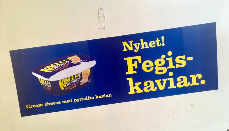 Sticky på rulle, mycket enkelt att montera bara att rulla ut och klippa ...