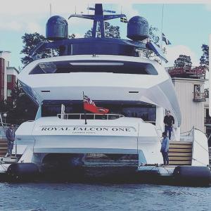 Utskurna bokstäver i vinyl på båt med montering