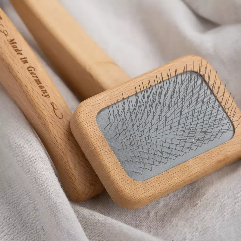 Slicker brush medium