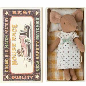 Storasyster mus i pyamas / nattlinne, i tändsticksask