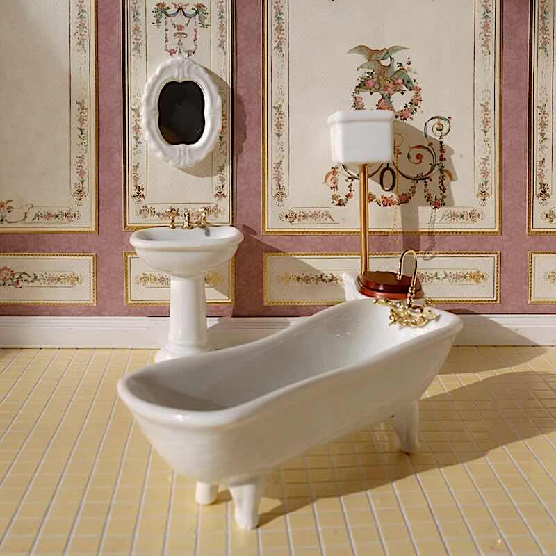 Badrum med badkar, toa, handfat o spegel