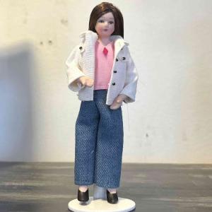 Mamma kvinna tjej i jeans, topp och jacka porslinsdocka