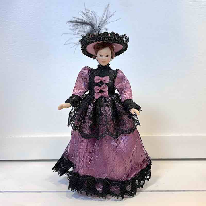 Dam fru mamma i hatt lila svart