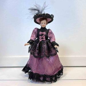 Dam fru mamma i hatt lila svart