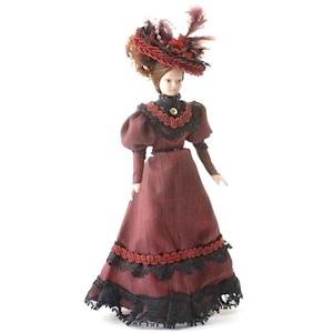 Dam fru mamma i vinröd klänning, docka i porslin