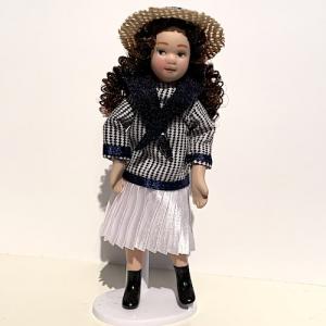 Barn flicka i sjömansklänning